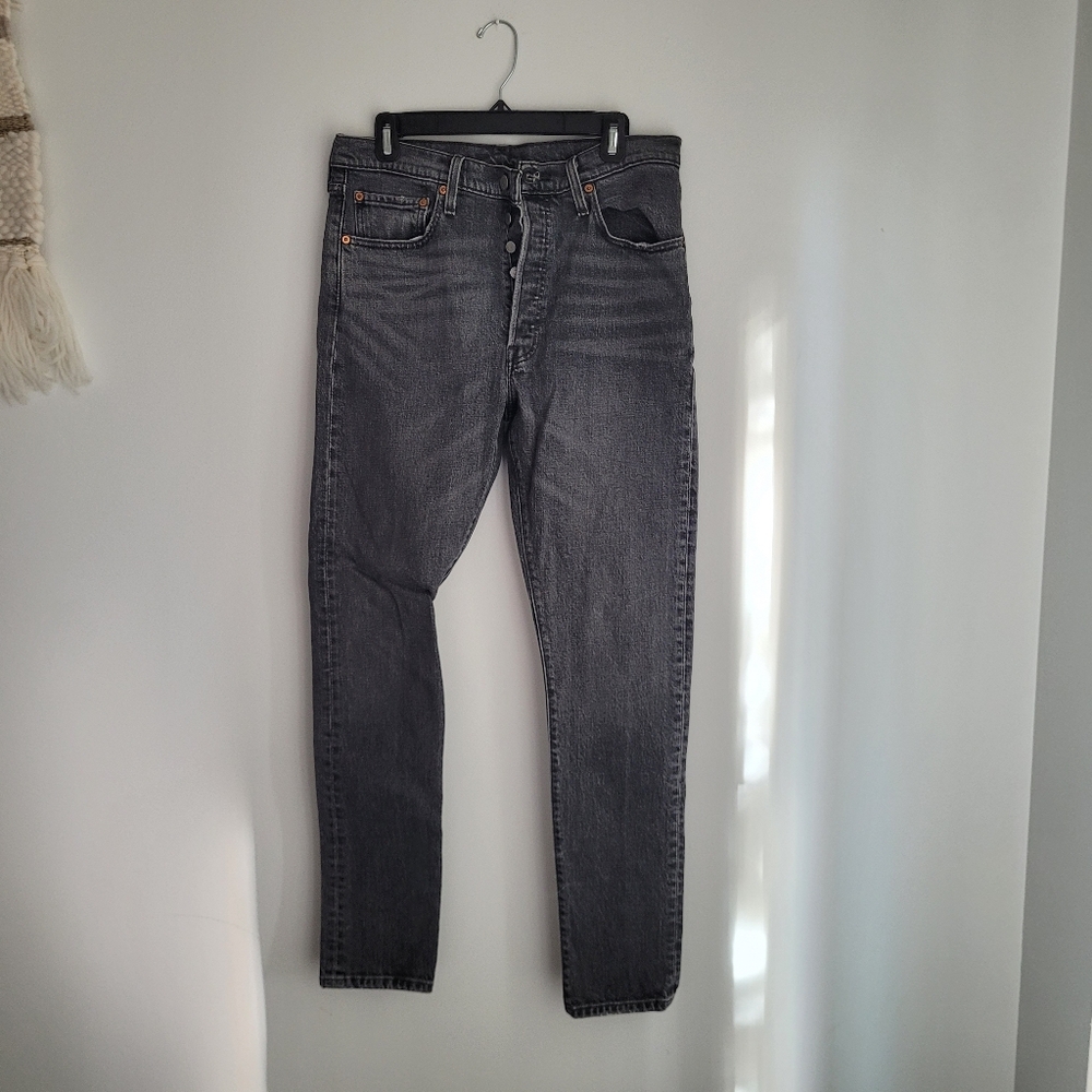 Levi’s 501 high-waisted washed black jeans. 🖤